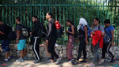 Las autoridades dijeron que se puede tramitar el permiso por razones de trabajo o de violencia