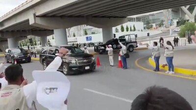 Un grupo de personas fue la encargada de despedir al presidente y pues por poquito y la riegan...