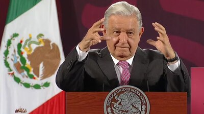 El mandatario mexicano enseñó el tamaño de las piedras que arrojaron