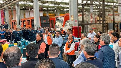 El kit incluye cascos, guantes, overoles, lentes de seguridad, manga para uso pesado, lámparas de mano y tapones de oído
