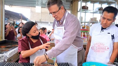 Ebrard se animó a preparar comida en el mercado