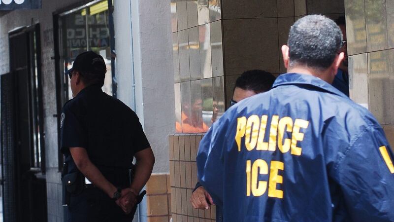Hay un mexicano entre los heridos en tiroteo contra oficinas del ICE en Dallas