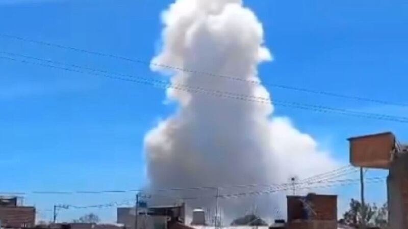 Reportan fuerte explosión de polvorín clandestino en Tultepec, Estado de México