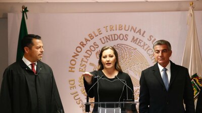 Martha Erika Alonso tomó protesta como titular del Ejecutivo poblano