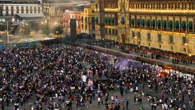 Las mujeres se apostaron frente a un amurallado Palacio Nacional