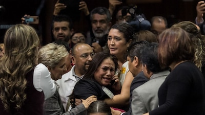 La diputada Carmen Medel (centro) se entera de la muerte de su hija en plena sesión de San Lázaro