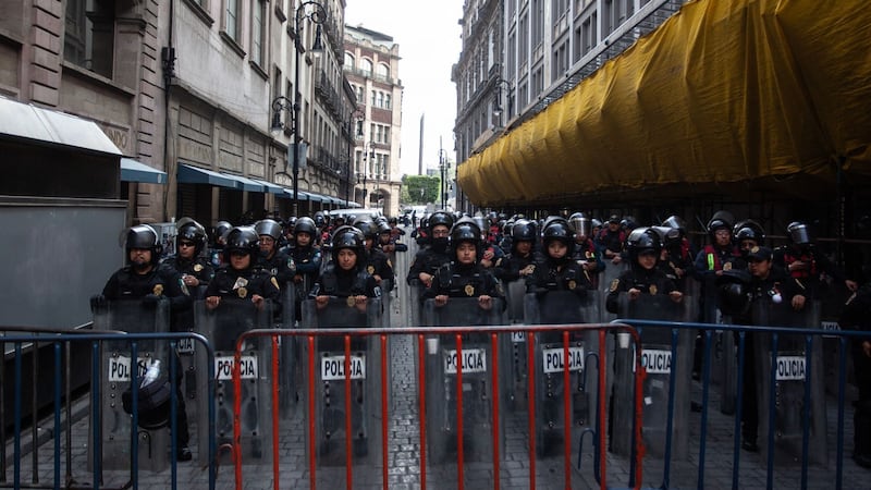Tras tensión en protesta de la CNTE, SEP y Segob dicen reconocer “el derecho a la libre expresión”