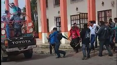 Un grupo de pobladores de las Margaritas agredió a su alcalde por no cumplir sus promesas