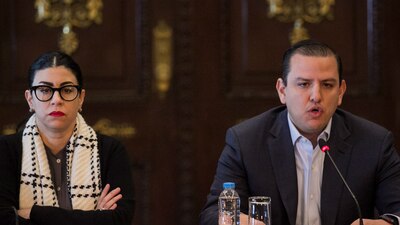Los subsecretarios de Hacienda, Vanessa Rubio y Fernando Galindo, explicando el caso Chihuahua