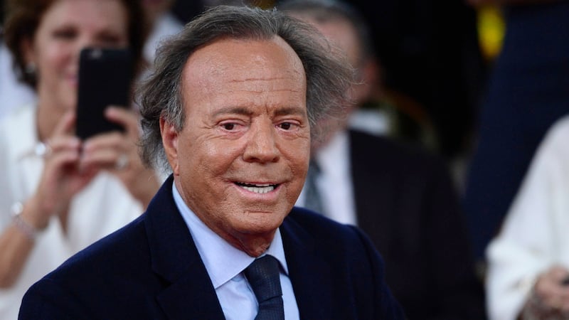 Investigan al cantante Julio Iglesias por presuntas agresiones sexuales contra 2 trabajadoras