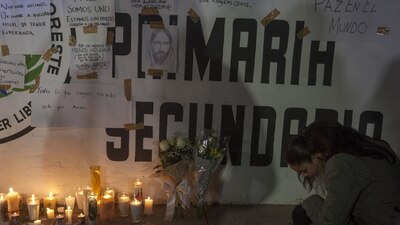 Así se ve la fachada del Colegio Americano del Noreste en honor a las víctimas del atentado