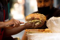 SEP busca prohibir venta de tacos, chilaquiles y quesadillas en escuelas