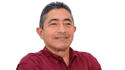 El candidato estaba en una reunión con amigos y su equipo de trabajo