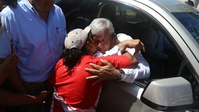 El presidente electo recibió un abrazo luego de un mitin de agradecimiento en Campeche