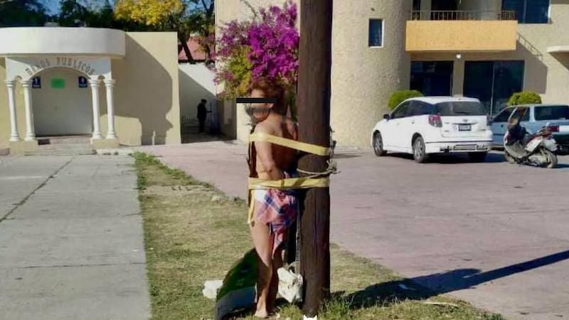 Vecinos golpean, desnudan y atan a una mujer a un poste, al acusarla de presunto robo en Ixmiquilpan