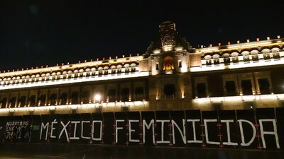 Desde las 06:00 horas de este 8M, mujeres intervienieron las vallas que resguardan Palacio Nacional.