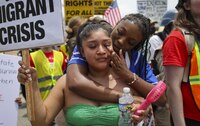 Corte de EU autoriza que continúen las redadas y deportaciones de migrantes