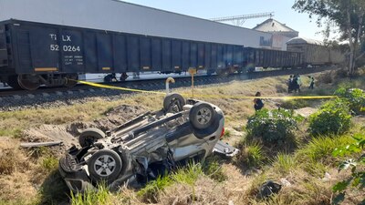 El automóvil quedó volteado tras el impacto del convoy