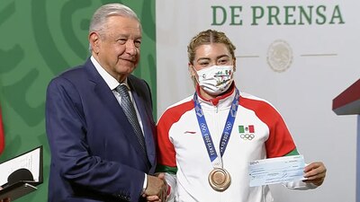 El presidente de México entregó cheques de hasta 480 mil pesos a quienes obtuvieron medallas de oro en Tokio 2021