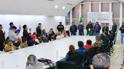 La alcaldesa Sandra Cuevas, entregó boletines a los trabajadores