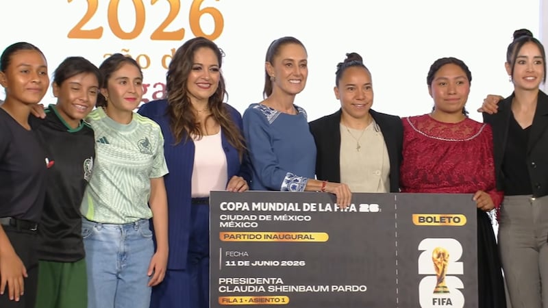 Sheinbaum entrega boletos para el Mundial a ganadoras del concurso de dominadas