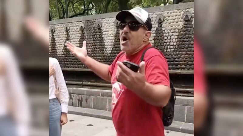VIDEO: Mujer confronta a turista que orinó en vía pública, en Chapultepec