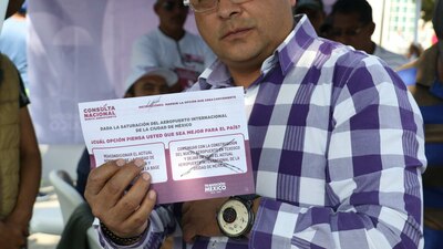 Ciudadano del Estado de México votando el día de la consulta