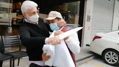 Un hombre amagó al trabajador del INVEA, luego de colocar sellos a un negocio