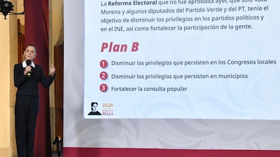 Claudia Sheinbaum, presidenta de México, durante su intervención en la conferencia matutina donde presentó el Plan "B" de la Reforma Electoral luego del rechazo del plan original votado ayer en la Cámara de Diputados