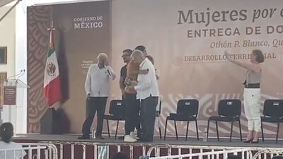 El mandatario no negó firmarle el libro al joven que subió la templete