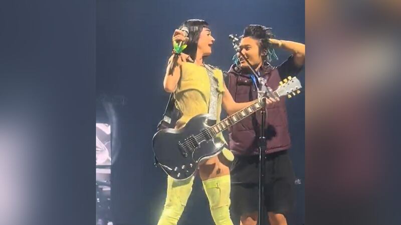 VIDEO: Katy Perry se lleva un gran susto con un fan que se subió al escenario en pleno show