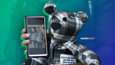 Araceli Ramírez muestra un oso que mandó elaborar con una camisa de su padre, Lorenzo Ramírez