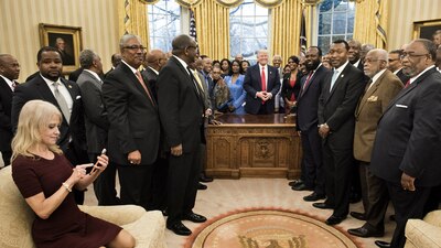 La asesora de Donald Trump, Kenny Conway se acomoda a gusto en la oficina oval