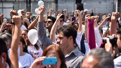 Durante las labores de rescate, los voluntarios alzaban el puño para pedir silencio; hoy, este es un símbolo del 19-S