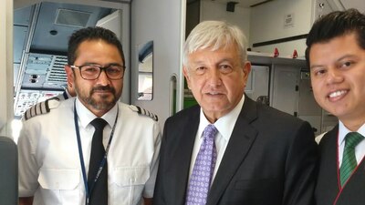 El próximo presidente de México posando con personal de la aerolínea