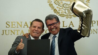 Ricardo Monreal, líder de los morenistas en el Senado, posó en la foto con Julio César Chávez.