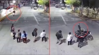VIDEO: Captan momento en que motociclistas asaltan a personas que esperaban la combi en Ecatepec