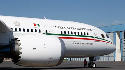 El presidente propuso hacer una rifa para que de una vez por todas se venda el avión