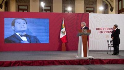 El mandatario recordó al compositor Armando Manzanero con su canción "adoro".