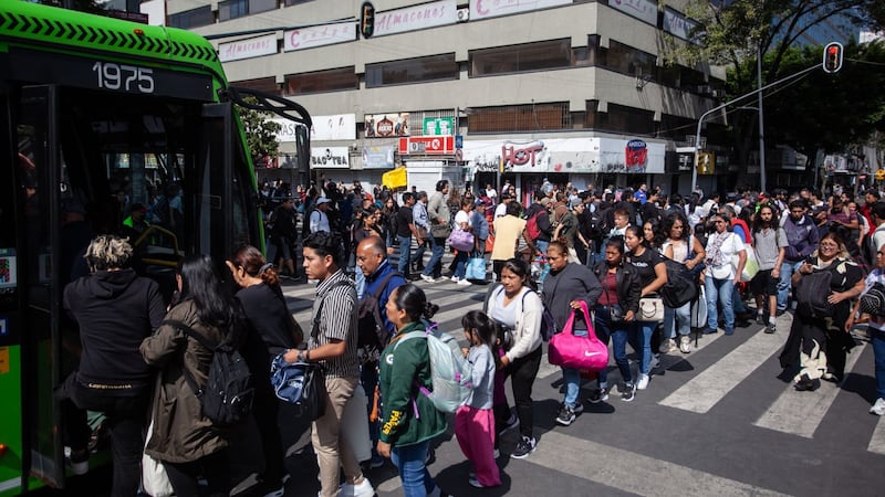 Cierran estaciones del Metro por manifestación de la CNTE en el Centro Histórico