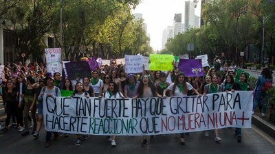 Miles de mujeres caminando por Paseo de la Reforma