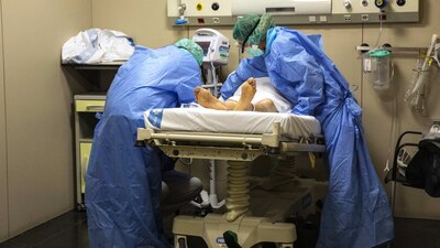 Médicos españoles atienden a un paciente contagiado de COVID-19