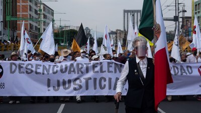 El comité del 68 encabezó la protesta por el 53 aniversario de la matanza de Tlatelolco.