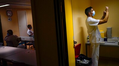 La causa podría ser la variante de rápida propagación encontrada por primera vez en Gran Bretaña