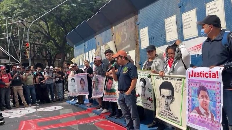 Padres de los estudiantes de Ayotzinapa piden a la SCJN revisar amparos y expedientes del caso