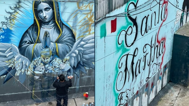 Artistas rinden homenaje con mural a ‘abuelita heroína’ que salvó a su nieta en explosión de pipa