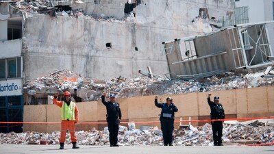 Decenas de personas perdieron la vida tras el sismo de 7.1 grados