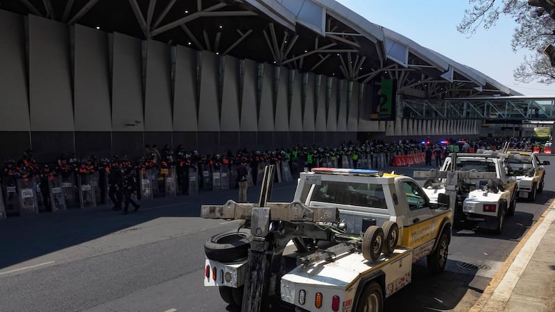 ¿Lograron acuerdos? Tras 3 horas de bloqueos, taxistas liberan acceso al AICM