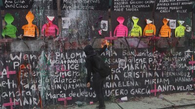 El gobierno federal puso vallas metálicas para evitar el paso de manifestantes