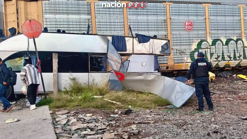 Accidente fatal: Tren arrolla autobús de pasajeros en Atlacomulco, Edomex